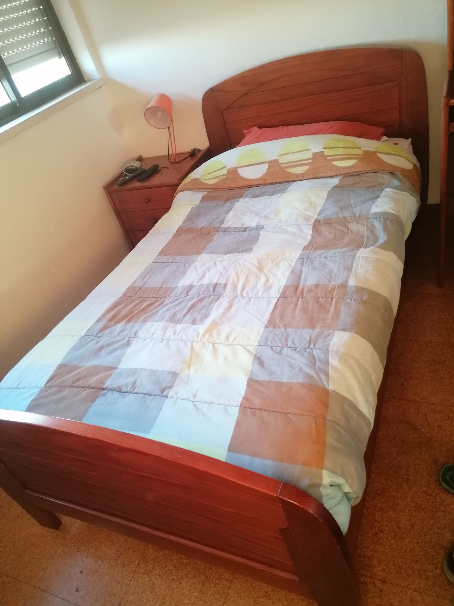 Vendo cama de solteiro e secretária completa