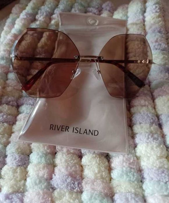 RIVER ISLAND/Duże okulary przeciwsłoneczne w etui, muchy, NOWE