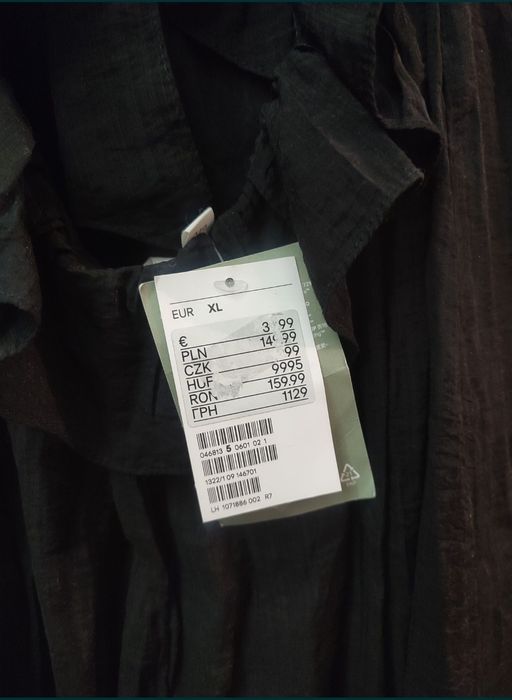 Czarna długa sukienka z głębokim dekoltem na plecach wiskoza