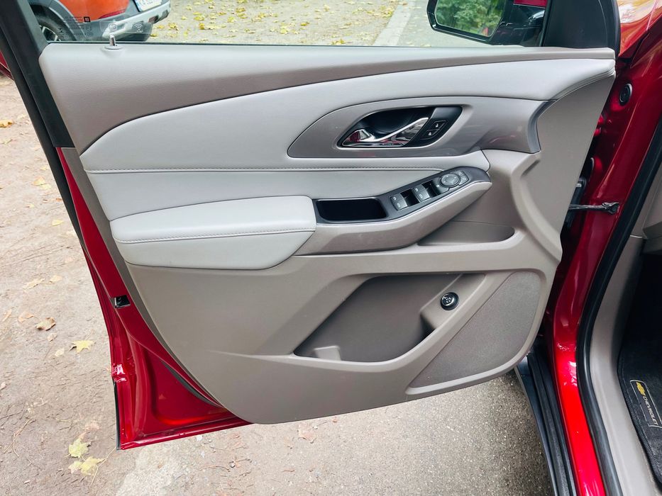 Шевроле Traverse 20 год семь мест минимальный пробег не крашеный!