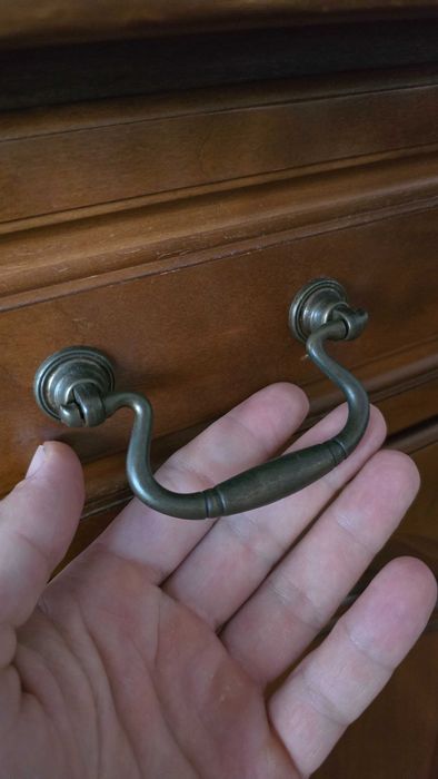 Elegancka witryna drewniana