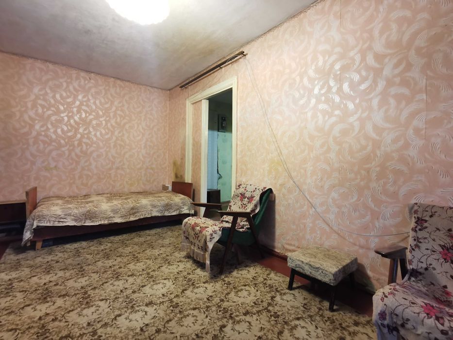 Квартира з трьома кімнатами і підвалом 2 поверх цегляного будинку RD