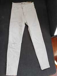 Białe jeansy Bershka