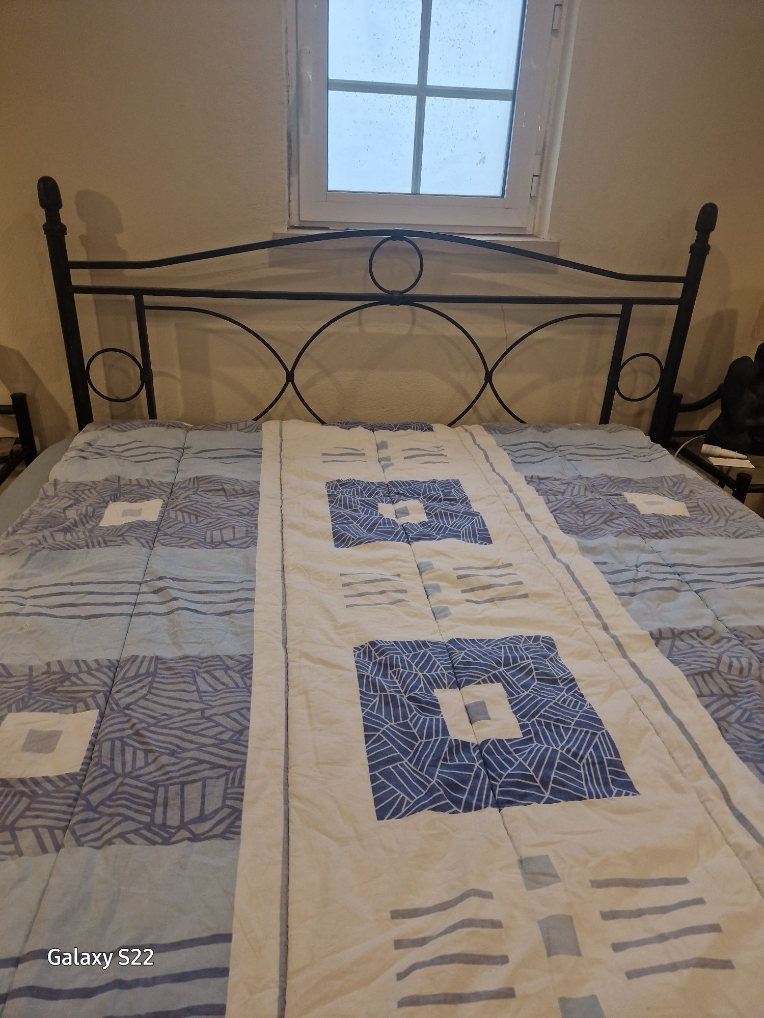 Cama de latão Azul Forte e 2 Mesas de cabeceira iguais à cama