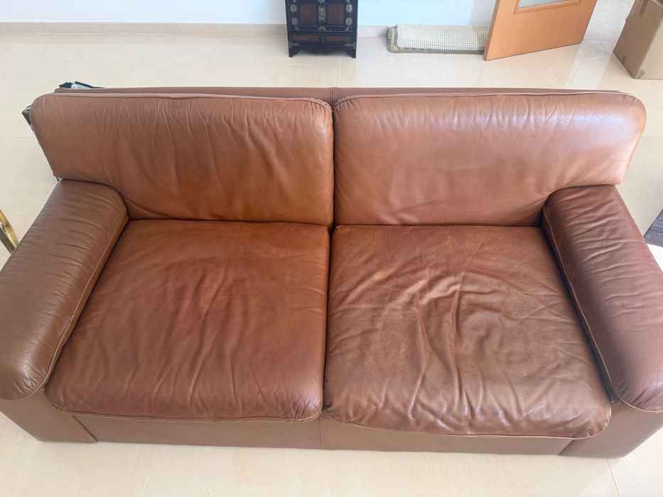 Sofás em pele + 2 cadeirões