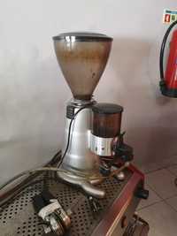 Máquina de café e moinho