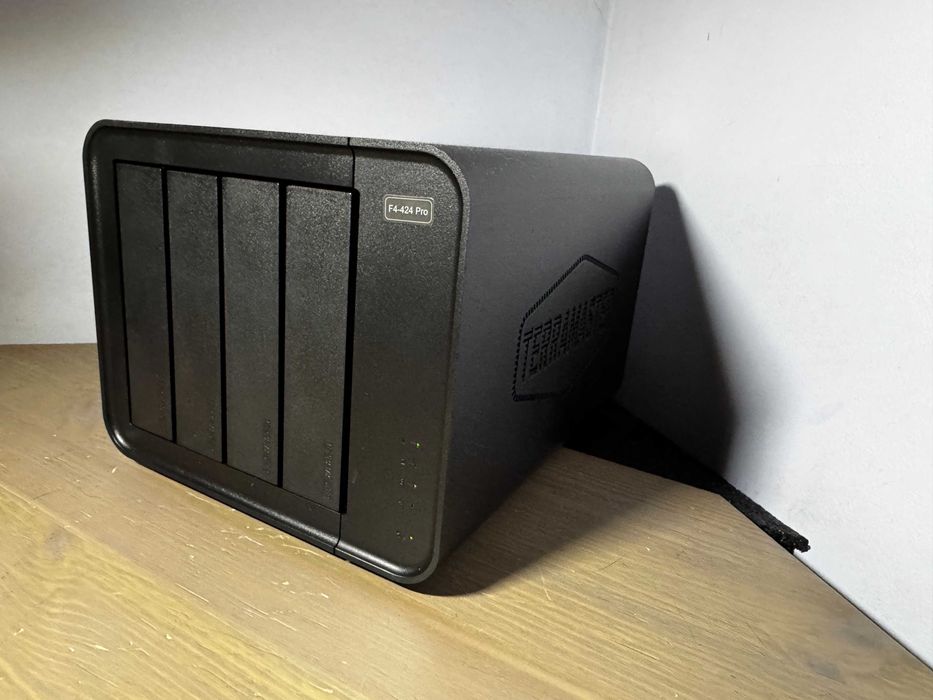 TerraMaster F4-424 Pro, Core i3 N305, 32GB ram, TruNAS, Unraid