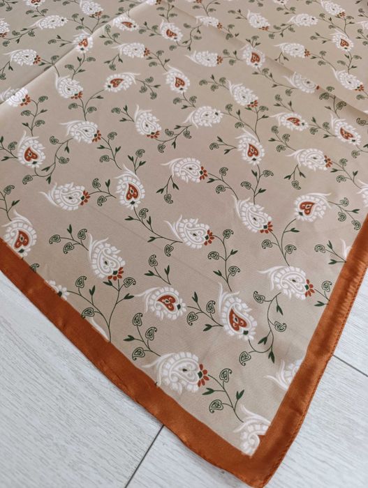 Chustka we wzorki karmel beż