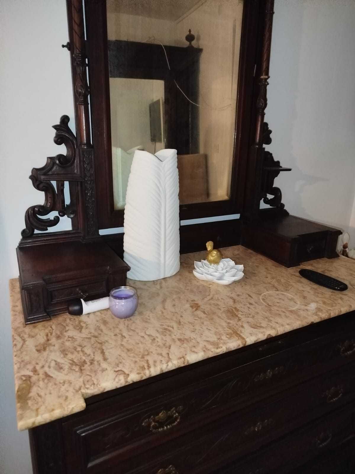 MOBILIA QUARTO MUITO ANTIGA