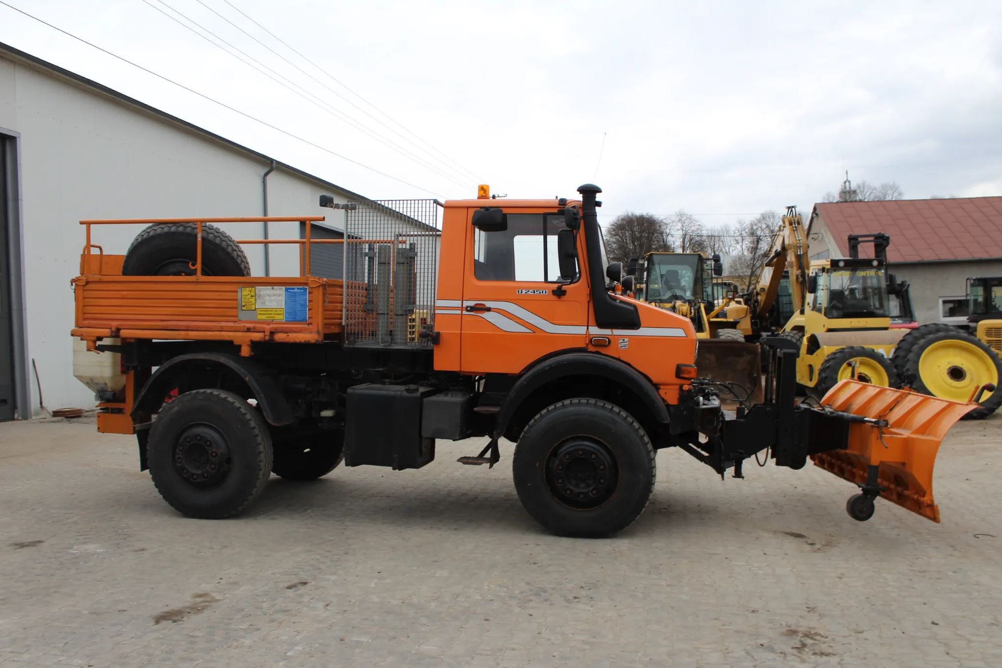 Mercedes-Benz UNIMOG U 2450 z Niemiec  Unimog moc 240 KM