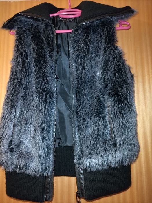 Colete de pêlo tons preto e cinzento da Zara