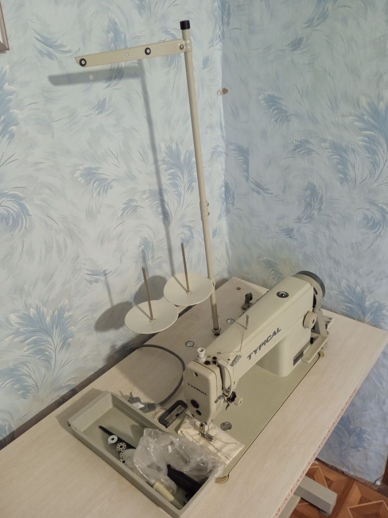 Промислова швейна машинка , з мотором  Typical(Dol12 H)