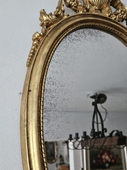 Lustro w złotej ramie Francja