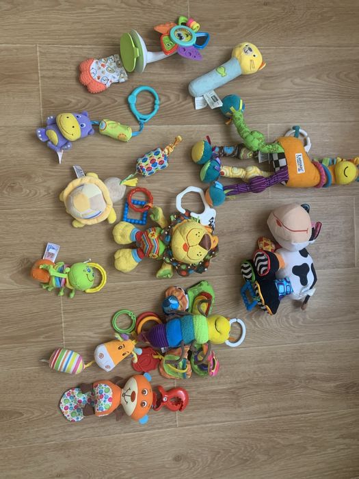 Іграшки на коляску, кроватку