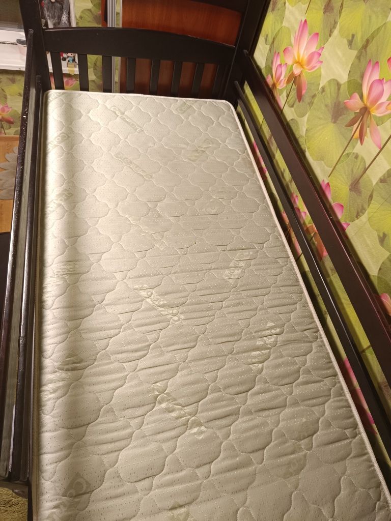 Продам кровать двуярусну