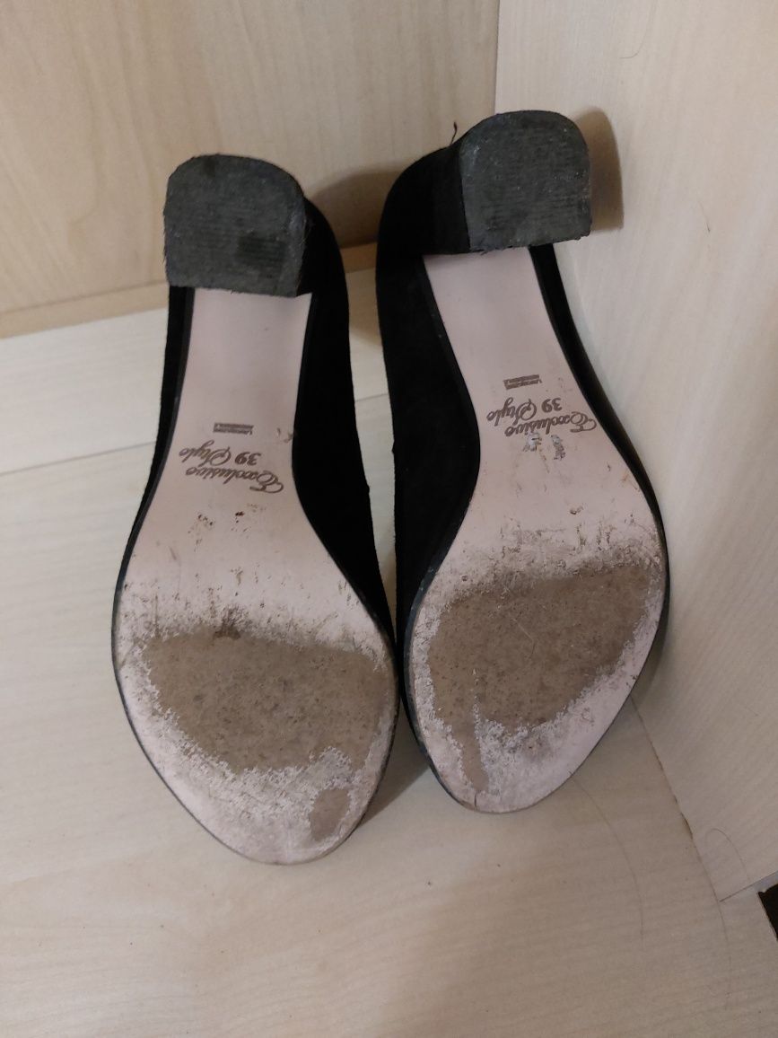 Продам замшеві туфлі 39р
