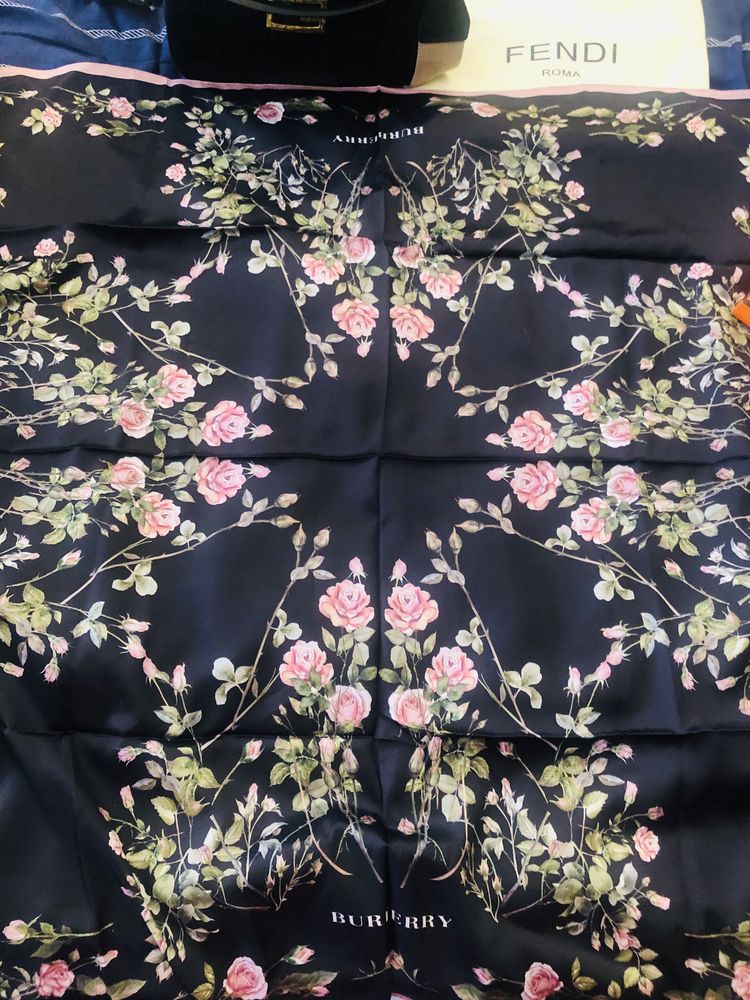 Новый шелковый платок  BURBERRY