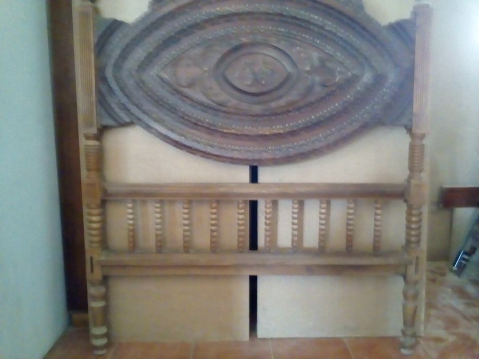 Cama em madeira maciça e mesinha