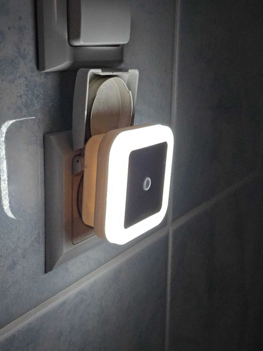 Lampka nocna LED z czujnikiem światła, zasilanie sieciowe, do gniazdka