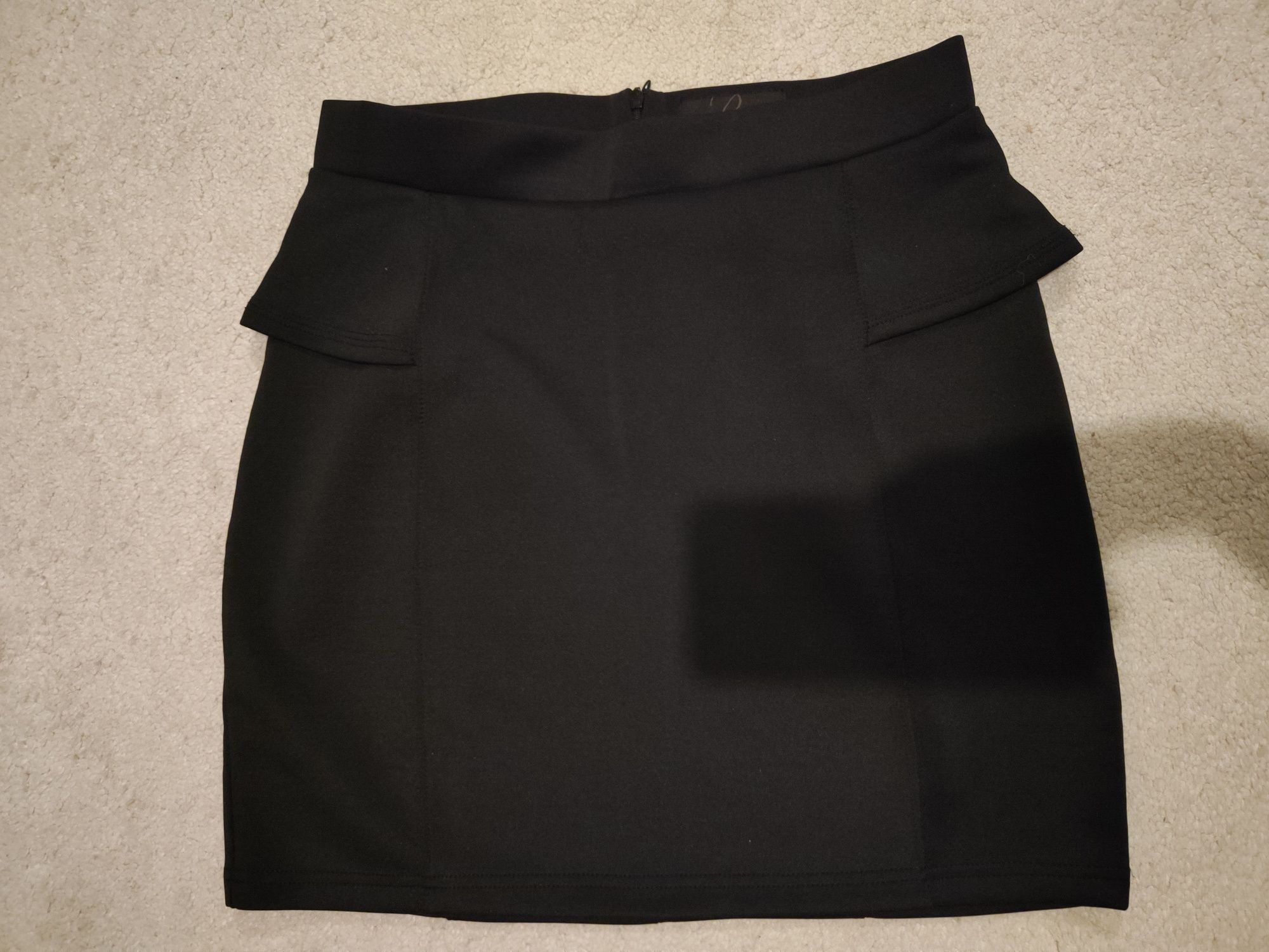 Czarna elegancka dopasowana spódnica
