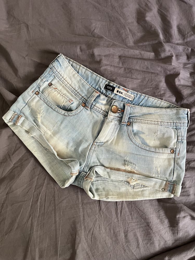 Krótkie spodenki jeansowe z przetarciami | Bershka | XXS / 32