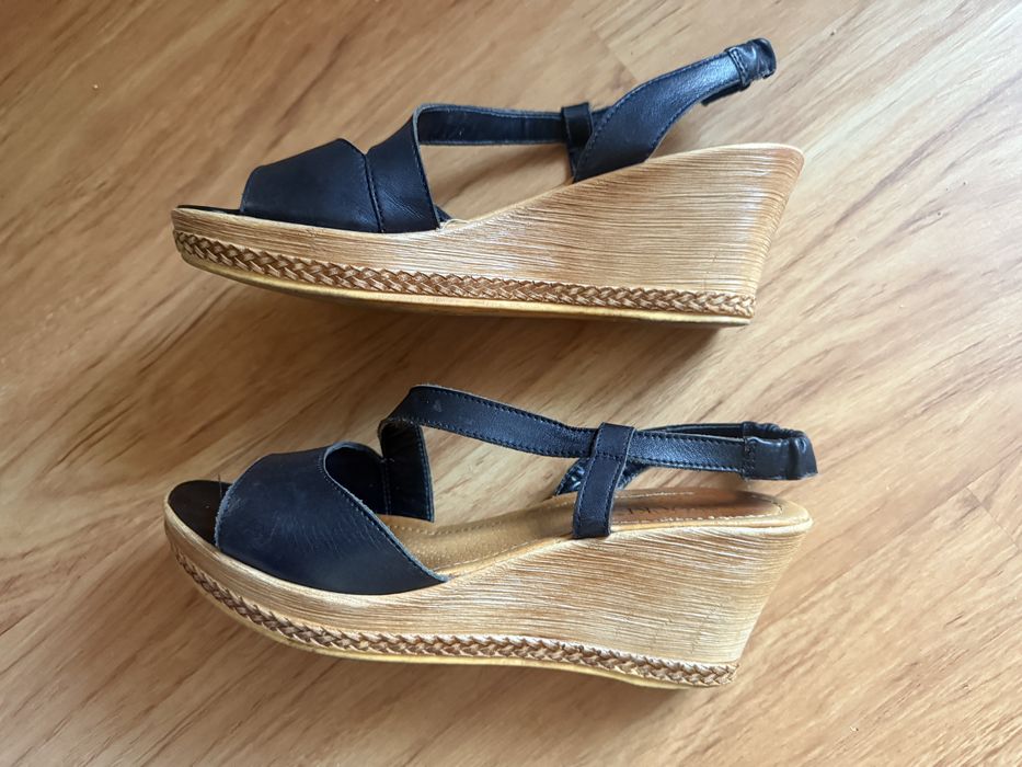 Sandały roz.  37 Lasocki koturny czarne skóra - buty