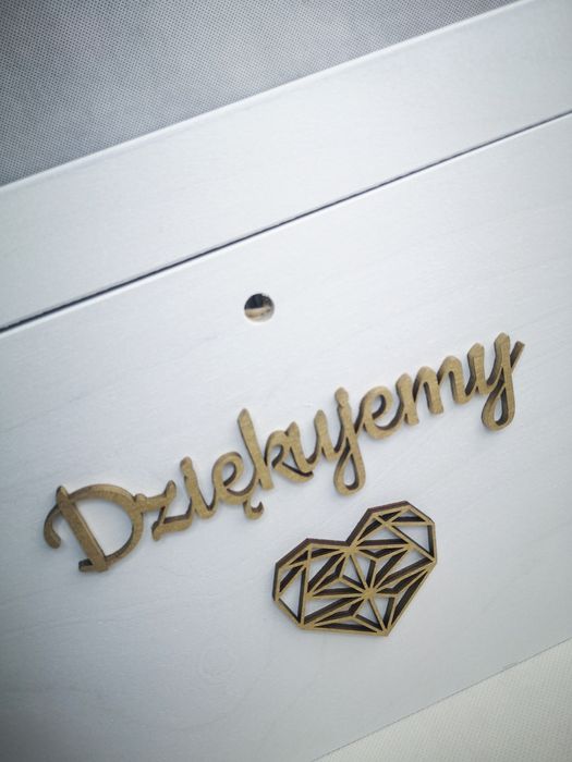 Białe pudełko na koperty