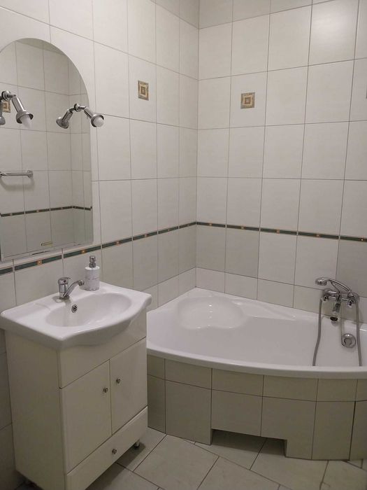 Szafka z umywalką, lustro i wanna