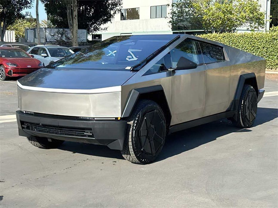 Tesla Cybertruck Crew Cab      2024