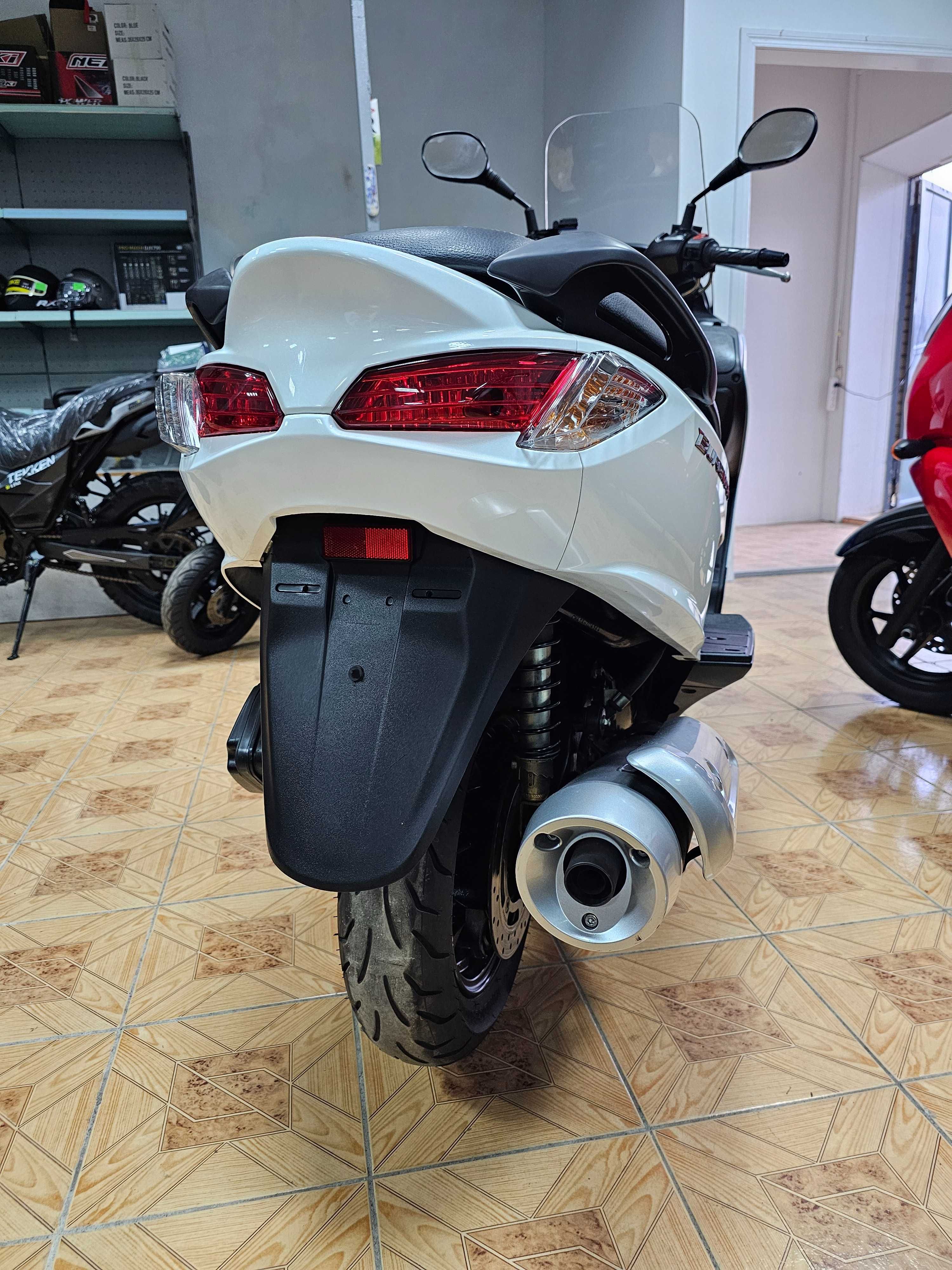 Максі скутер Suzuki Burgman 200