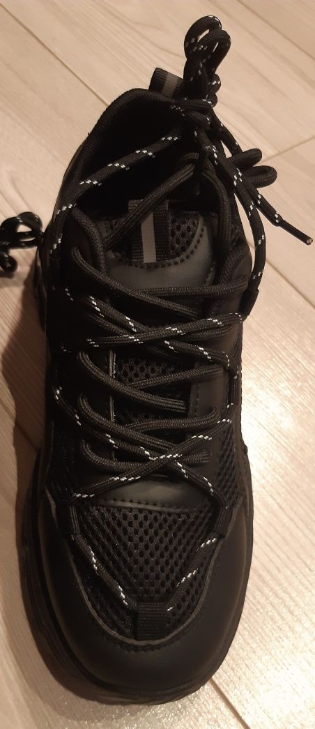 Sneakersy czarne ozdobne sznurówki