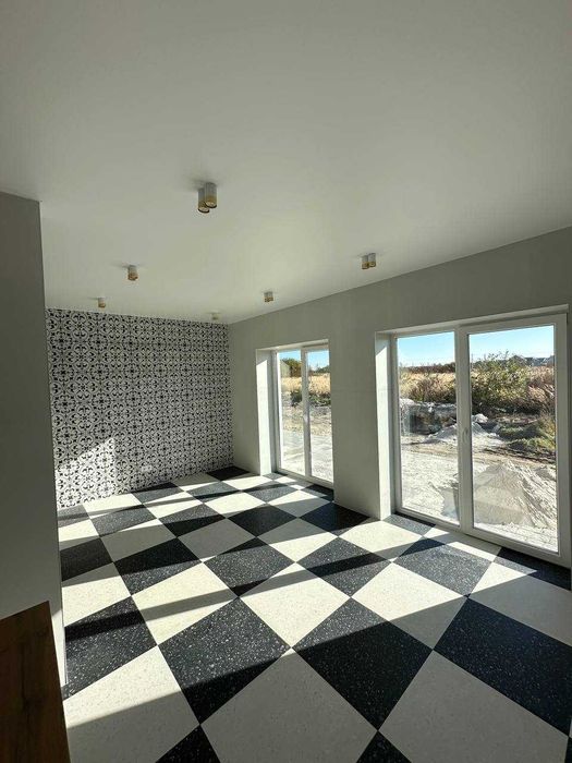 Однокімнатна квартира. 1 поверх + власний дворик в ЖК "Веселка"