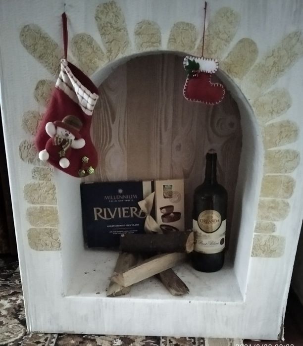 Камін великий з картону