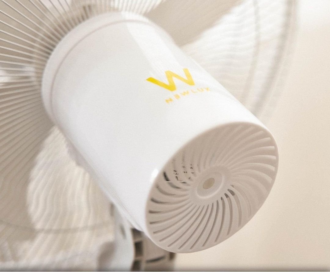 Ventoinha eléctrica de pé com comando