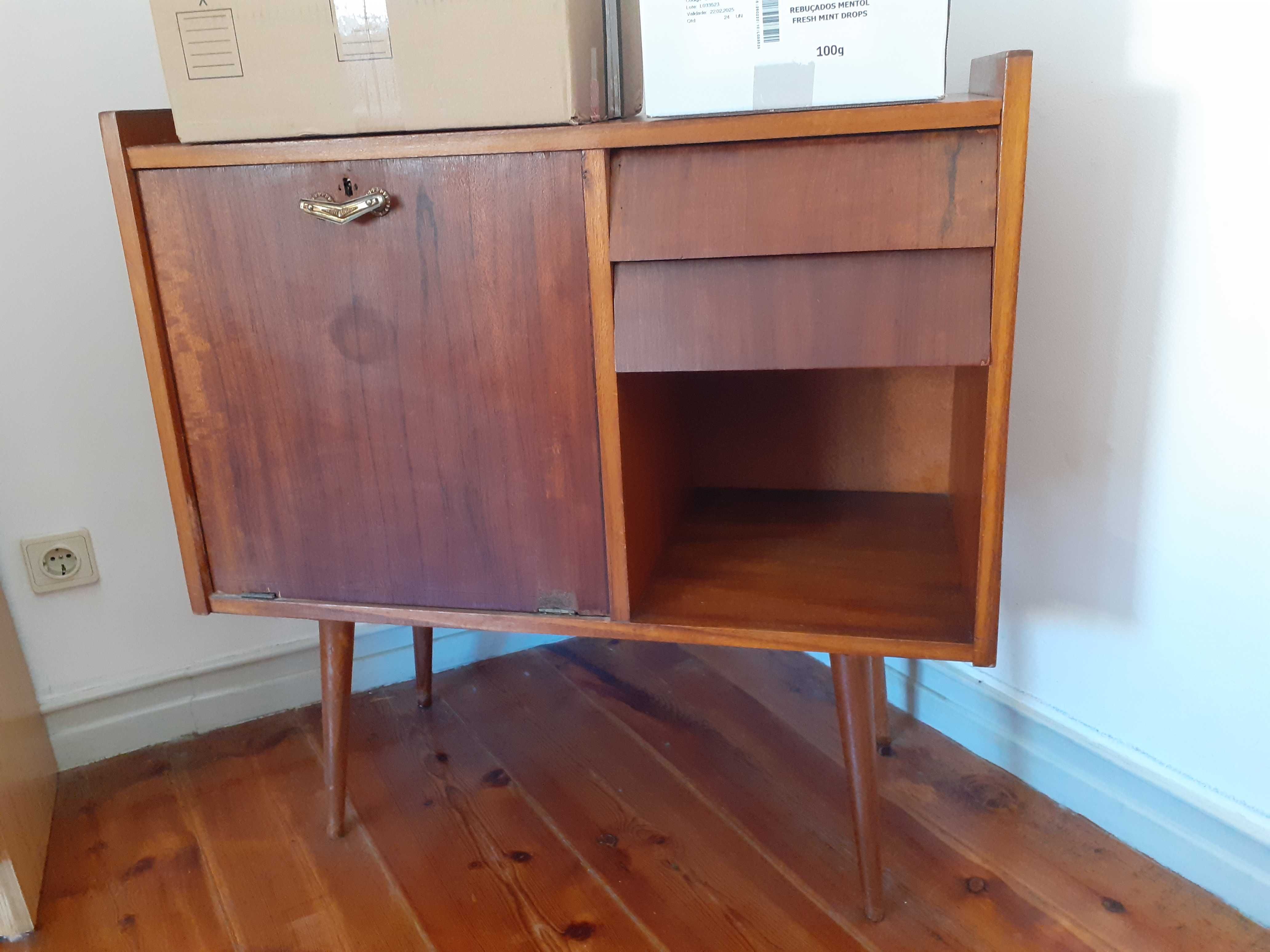 Sofá,guarda vestidos,bar,mesa,cama de casal, frigorífico, móvel TV