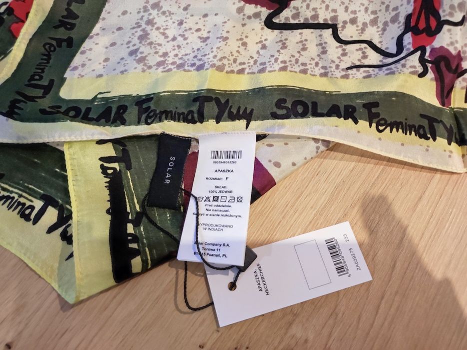 Apaszka jedwabna SOLAR w prezentowanym opakowaniu