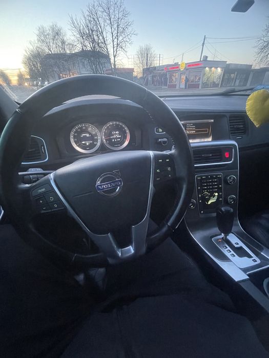 Автомобиль Volvo s60 2,5т