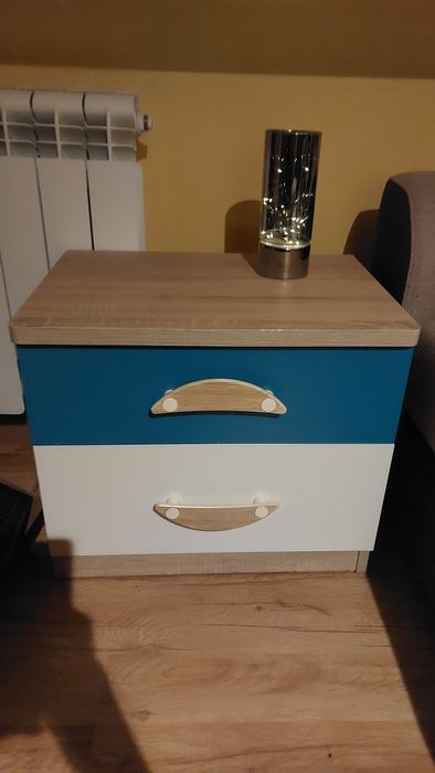 Zestaw mebli w kolorze biało, turkusowym oraz dąb sonona.