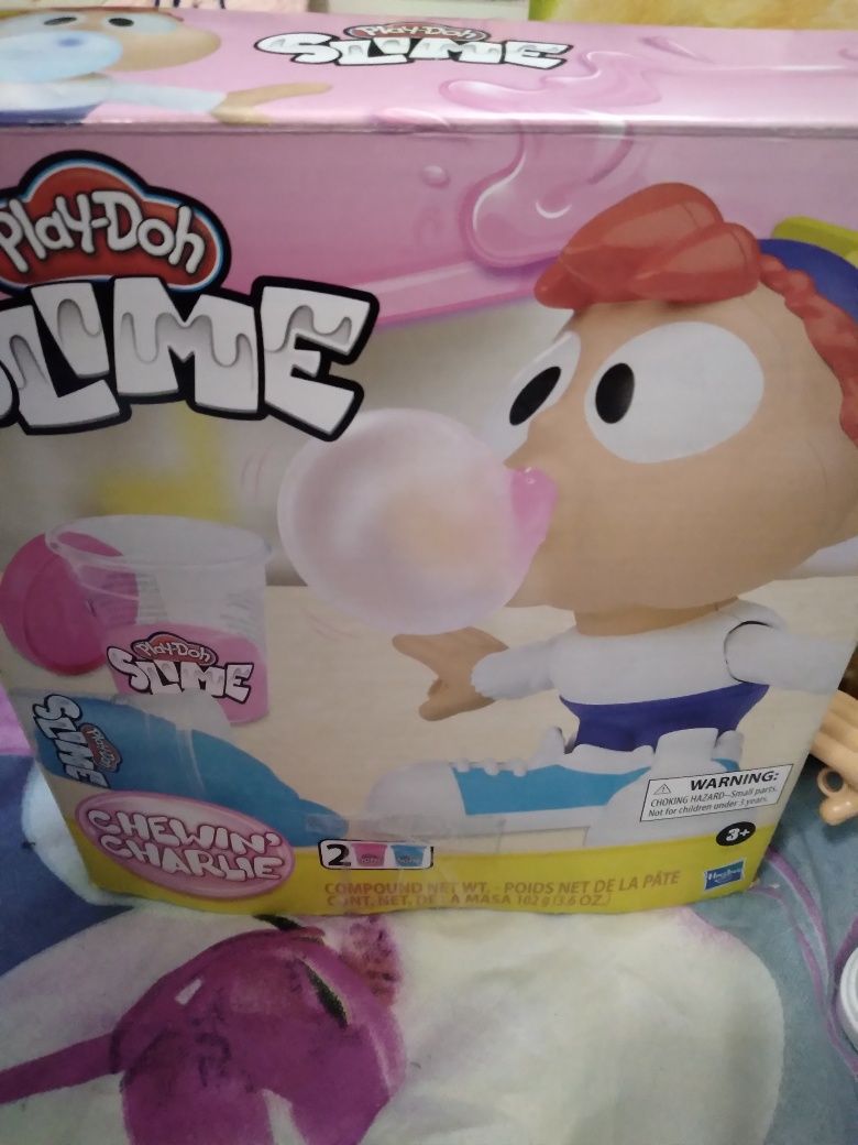 Play-Doh slime Karol zuje gumę