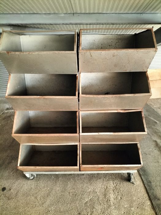 8 Caixas empilháveis de metal com rodas
