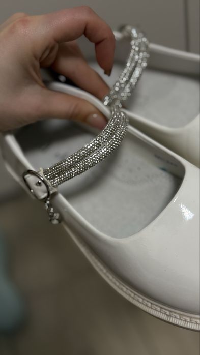 Білосніжні дівчачі туфельки