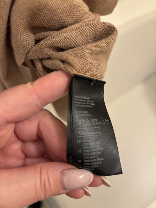 Kamelowy sweterek w serek uniwersalny h&m