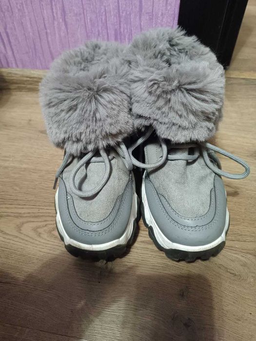 Ботинки -кроссовки тёплые на девочку