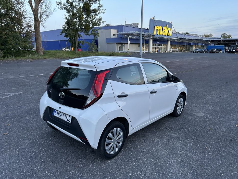 Toyota Aygo 1.0 VVTi lampy LED 5 drzwi benzyna 70 koni Klimatyzacja