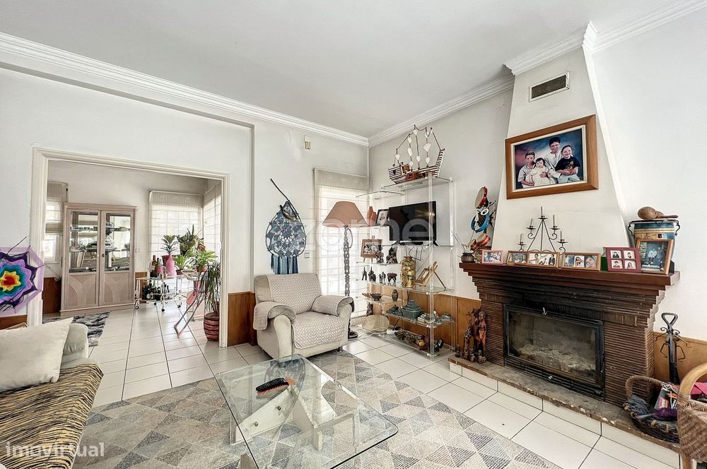 Moradia T4 de 4 frentes num lote de terreno de 3020m2 em Fiães.