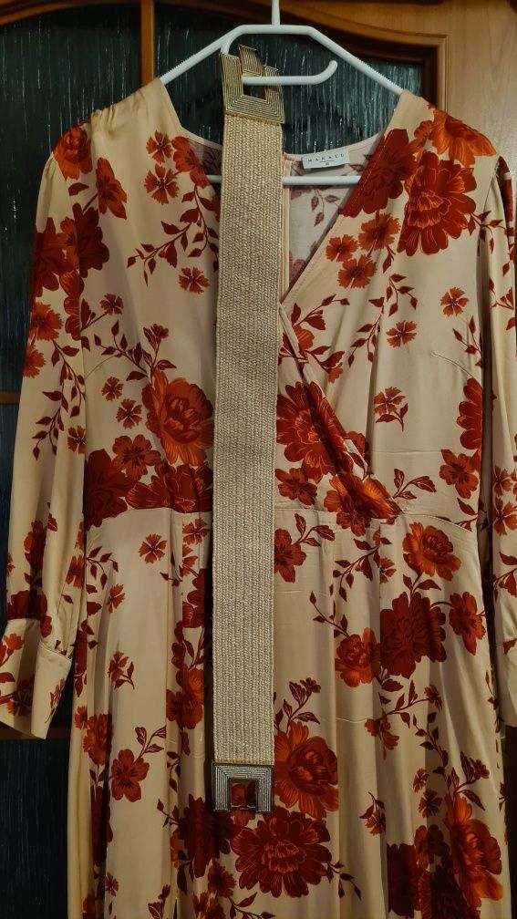 Elegancka sukienka w czerwone kwiaty, z paskiem. Rozmiar 40. Makalu