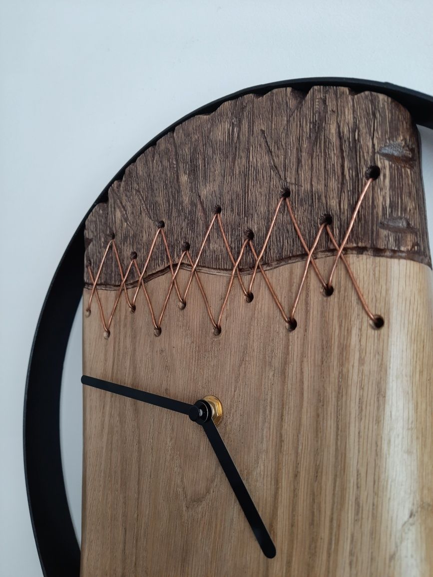 Zegar z drewna w stalowej obręczy nowoczesny loftowy