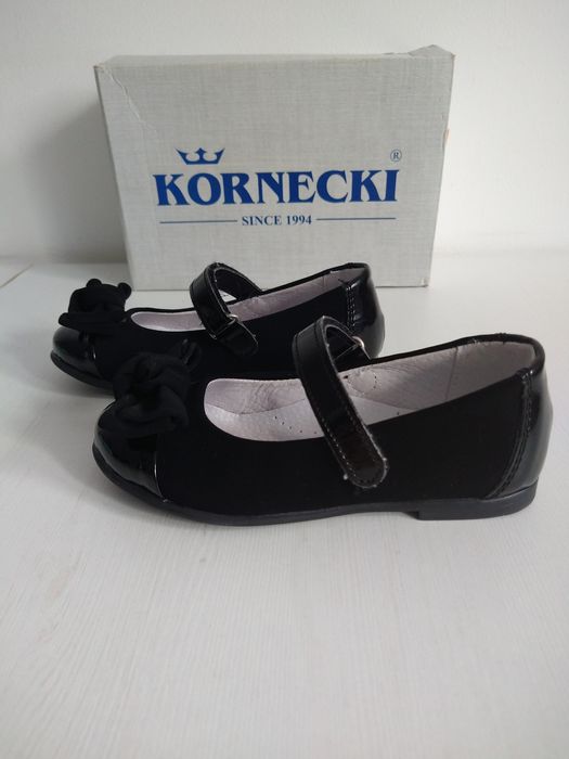 Czarne eleganckie balerinki z kokardkami 27 Kornecki