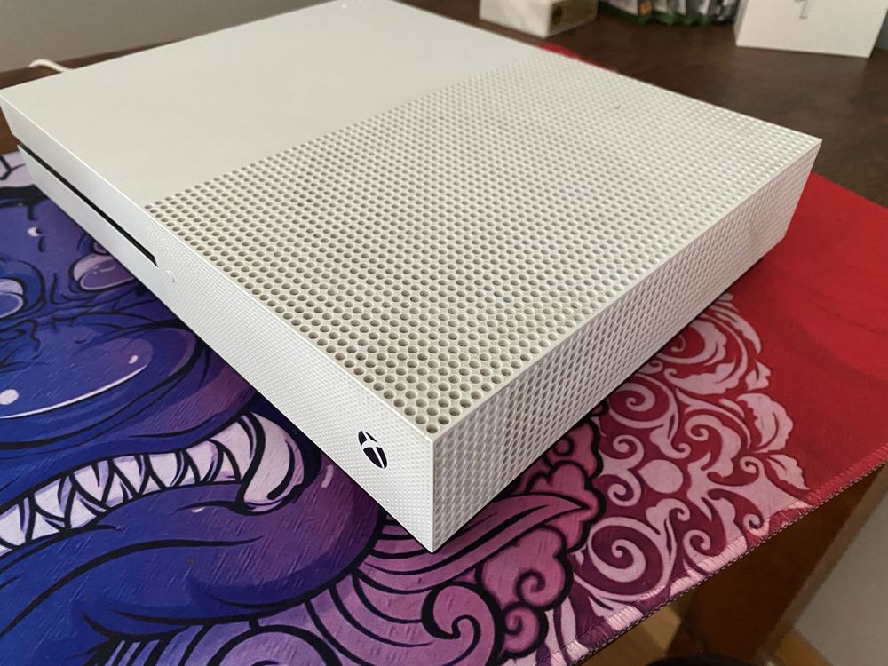 Xbox one s + pad + dwie gry