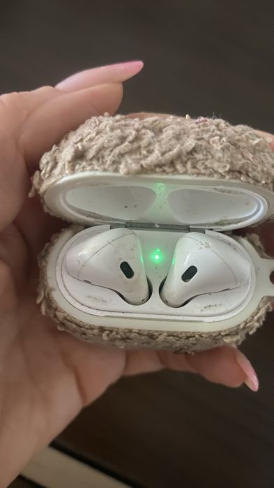 Навушники Apple AirPods 2 with Charging Case чехол